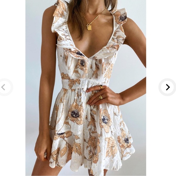 Amazing lace plunge floral romper- size small - Picture 1 of 10